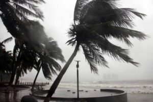 China renews alert for Typhoon Saola