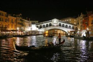 Venice to vote on 5-euro a day fee for tourists