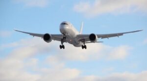 Iran resumes flights after short pause