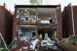 21 killed as suspected tornadoes hit Missouri, Kentucky