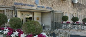 Israel cuts growth forecast due to conflict expansion, US tariff policies