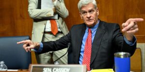 US senators advance bipartisan push on healthcare costs