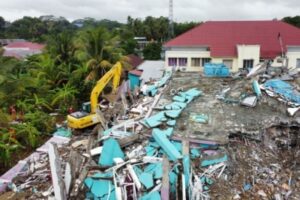 7.7-magnitude quake strikes off Indonesia, tsunami warning issued